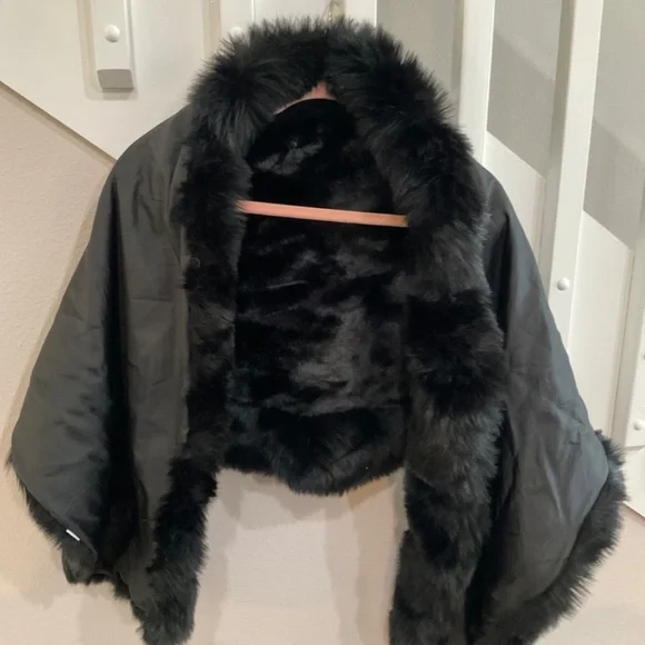 Caracilia faux fur shawl wrap - Picture 4 of 4